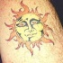 Sol con aspecto humano tatuaje en color