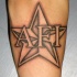 Estrella y logo de fraternidad tatuaje en el brazo