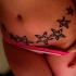Tatuaje en la cadera, montón de estrellas en una fila