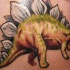 Muy realístico tatuaje del dinosaurio en color