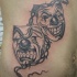 Tatuaggio incantevole sulla pancia la maschera triste e la maschera allegra