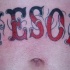 Tatuaggio grande sulla pancia la scritta  