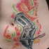 Tatuaggio colorato sulla pancia la pistola grande