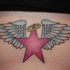 Tatuaggio sulla pancia la stella rossa con le ali