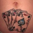 Tatuaggio colorato sulla pancia le carte da gioco quattro assi