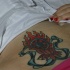 Tatuaggio colorato sulla pancia il fuoco & la striscia
