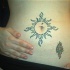 Tatuaje en vientre símbolo del sol alrededor del ombligo