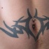 Tatuaggio sulla pancia il disegno attorno del ombelico