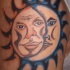 Tatuaje en el hombro sol y luna con aspecto humano