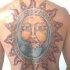 Gran tatuaje en color en la espalda entera símbolo del sol con luna