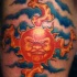 Tatuaje del sol maligno entre la nubes