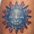 Tatuaje del sol azul con aspecto humano