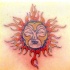 Símbolo del sol con aspecto humano tatuaje multicolor