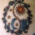 Sol y luna con tracería floral tatuaje en color