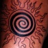 Tatuaje sol en tinta negra con espiral dentro