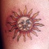 Tatuaje en color símbolo del sol