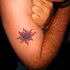 Pequeño tatuaje del sol en las llamas