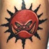 Símbolo del sol enojado tatuaje en tintas oscuras
