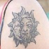 Tatuaje del sol y luna en hombro