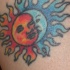 Sol y luna símbolos opuestos tatuaje en color