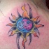 Brillante tatuaje del sol y luna en color