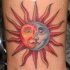 Tatuaje en color sol y luna creciente