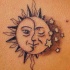 Tatuaje en tinta negra sol, luna y estrellas