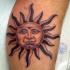 Sol con aspecto humano tatuaje en el brazo