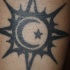 Tres signos en uno sol luna estrella tatuaje en tinta negra