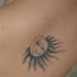 Tatuaje en la espalda con sol y luna creciente