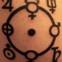 Tatuaje con símbolos astrológicos en tinta negra