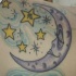 Luna creciente con las estrellas tatuaje en la espalda