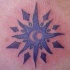 Simple tatuaje sol en tinta azul