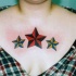 Tres estrellas náuticas en el pecho tatuaje en color