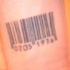 Tatuaje en tinta negra con código de barras