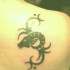 Tatuaje en omoplato capricornio estilo tribal en tinta negra