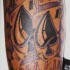 Tatuaje con as de picas y una inscripción