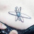 Símbolo del átomo tatuaje en color