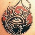 Tatuaje estilo tribal con ojo en el sol