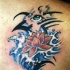 Interesante tatuaje con flor y ojo entre las olas