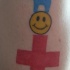 Interesante tatuaje con elefante smile y cruz medicinal