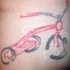 Tatuaje en tinta blanca la bicicleta del niño