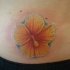 tatuaje de la flor amarilla de hibisco