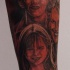 le tatouage de portrait de famille sur le bras