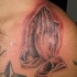 el tatuaje de las manos orantes