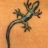 El tatuaje chico de una lagartija de color azul