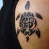 Tatouage scapulaire de tortue tribal noir