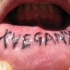 Tatuaje en el labio interior, xveganx, letra gruesa negra