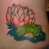 Tatuaggio colorato sulla schiena il loto e la rana verde