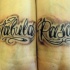 Le tatouage sur les deux poignets avec des mots calligraphiques